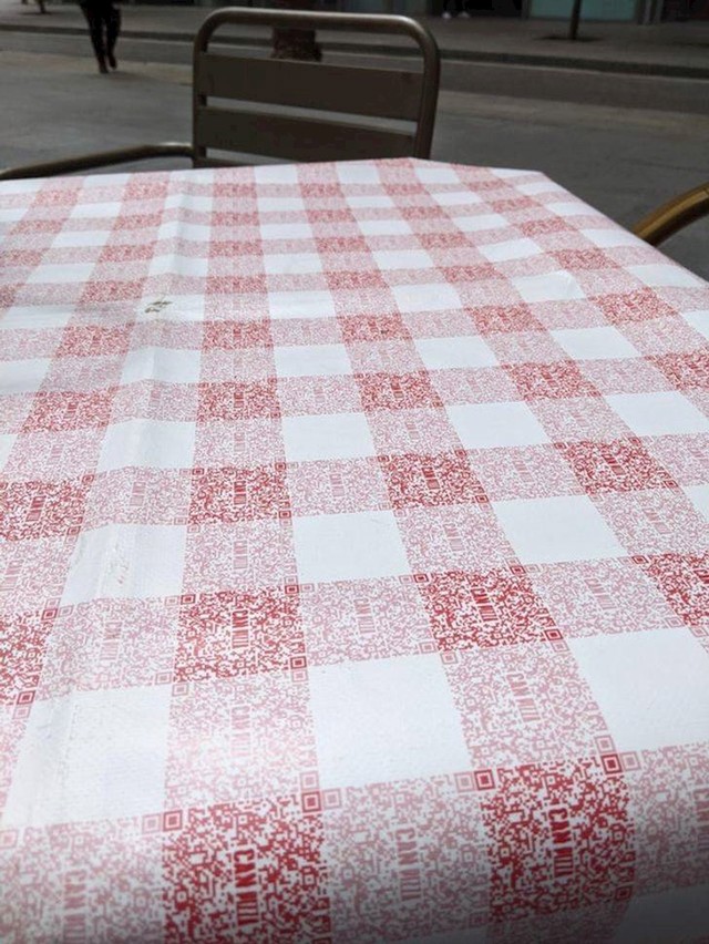 2. Stolnjak u ovom restoranu je napravljen od QR kodova koje možete skenirati na mobitelu i pogledati meni