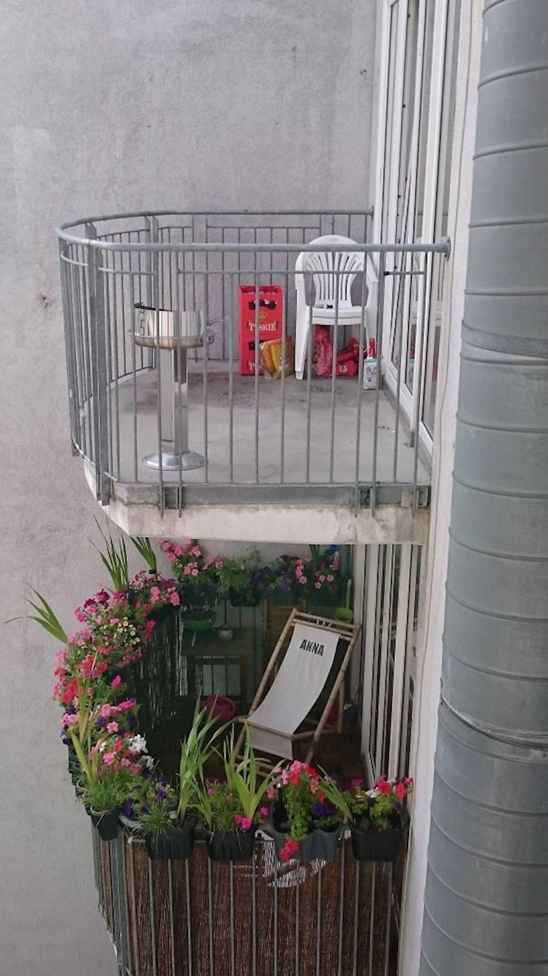 5. Ako vam nije jasno iz priloženog - na gornjem katu žive dva dečka, a na donjem dvije cure.