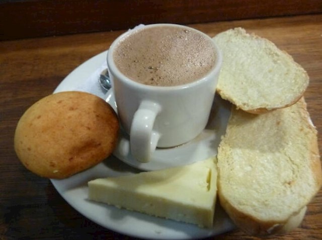 4. U Kolumbiji uz vruću čokoladu obavezno jedu sir