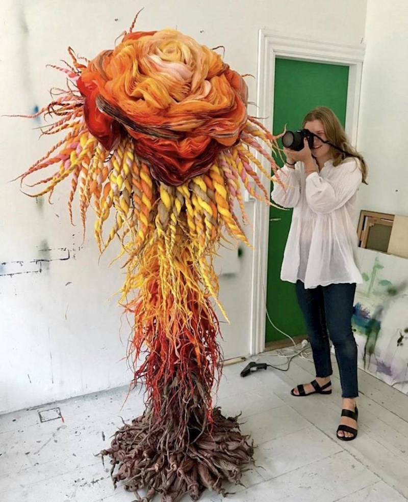 35. Ova skulptura napravljena od maramica.