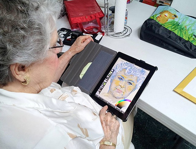 4. Moja baka zamolila me da joj nabavim tablet - jer je čula da se pomoću njega može crtati. Trenutno izrađuje svoj autoportret.
