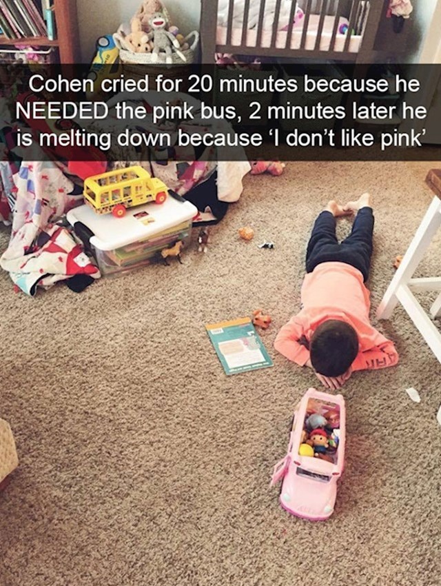 3. Cohen je 20 minuta plakao jer je trebao ružičasti autobus, a kad ga je dobio počeo je plakati jer ne voli ružičastu.