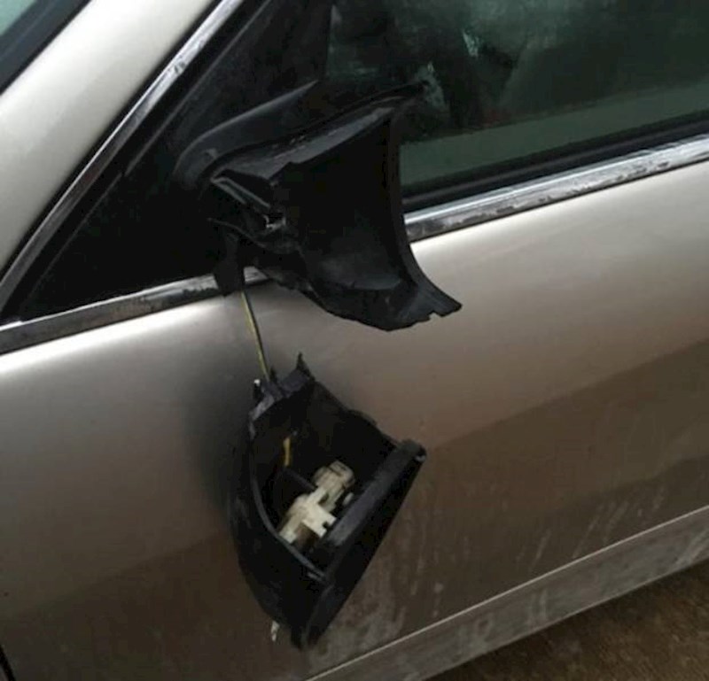 3. "Pronašao sam retrovizor u ovom stanju. Nemam pojma što se dogodilo."