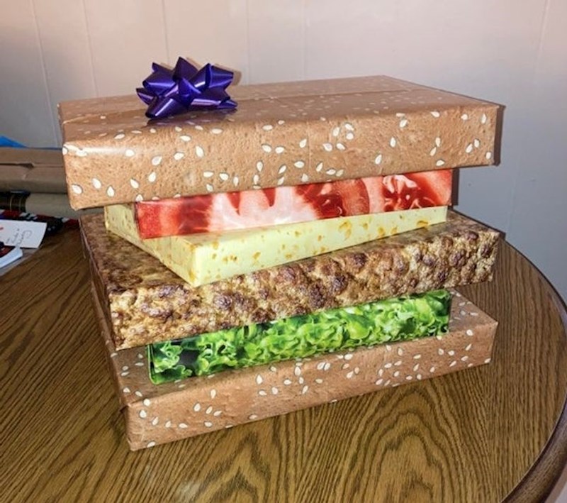 16. Rekla je dečku da će mu kupiti burger za Božić.