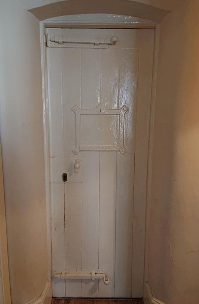 12. Naša nova kuća bila je nekadašnja policijska postaja. Ima i odgovarajuća vrata koja smo zadržali.