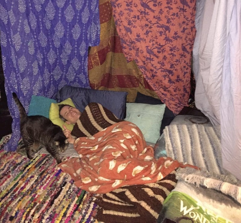 11. "Imam najbolju curu na svijetu! Jučer sam napunio 30 godina, a ona mi je napravila dvorac od deka i jastuka, kao da slavim 5. rođendan."