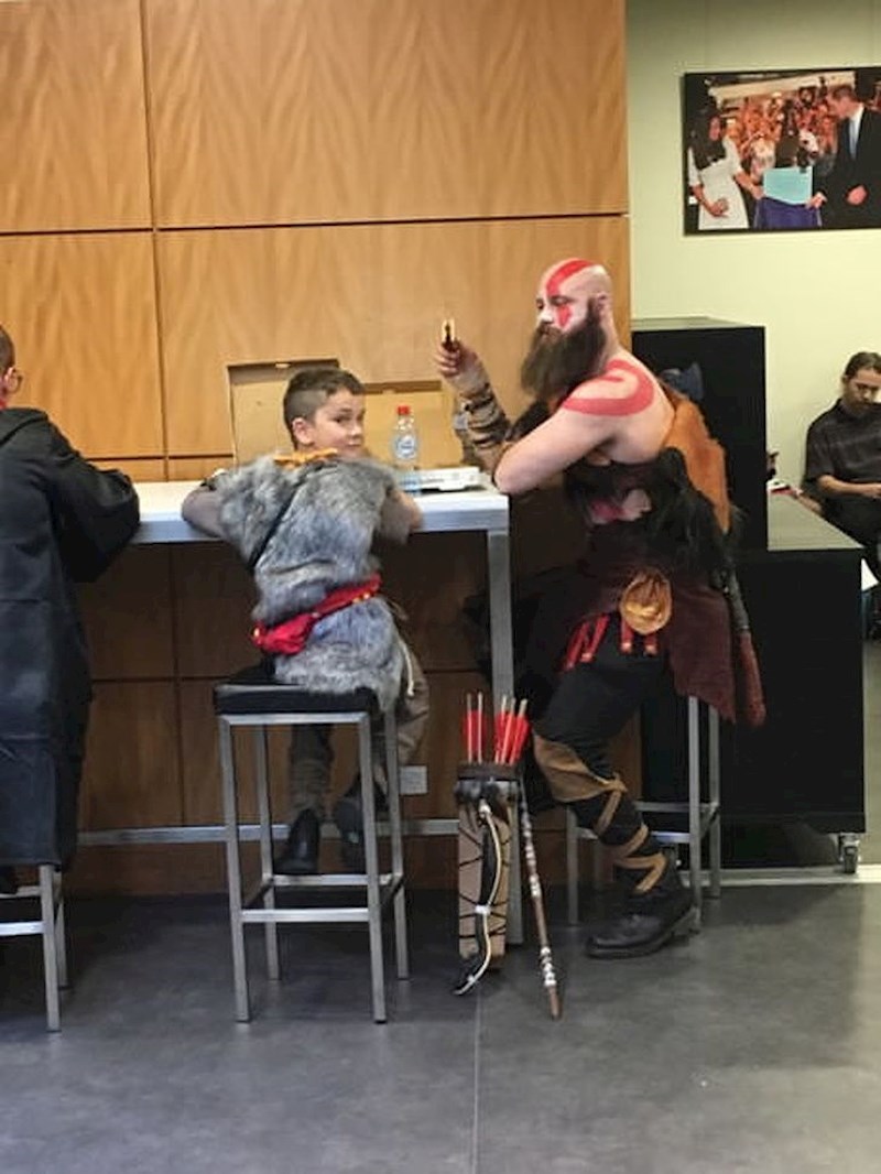 Tata i sin u opuštenom druženju.