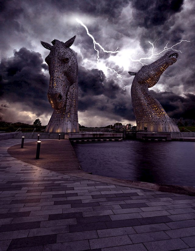 1. The Kelpies, Škotska; dvije gigantske skulpture posvećene mitskim konjima