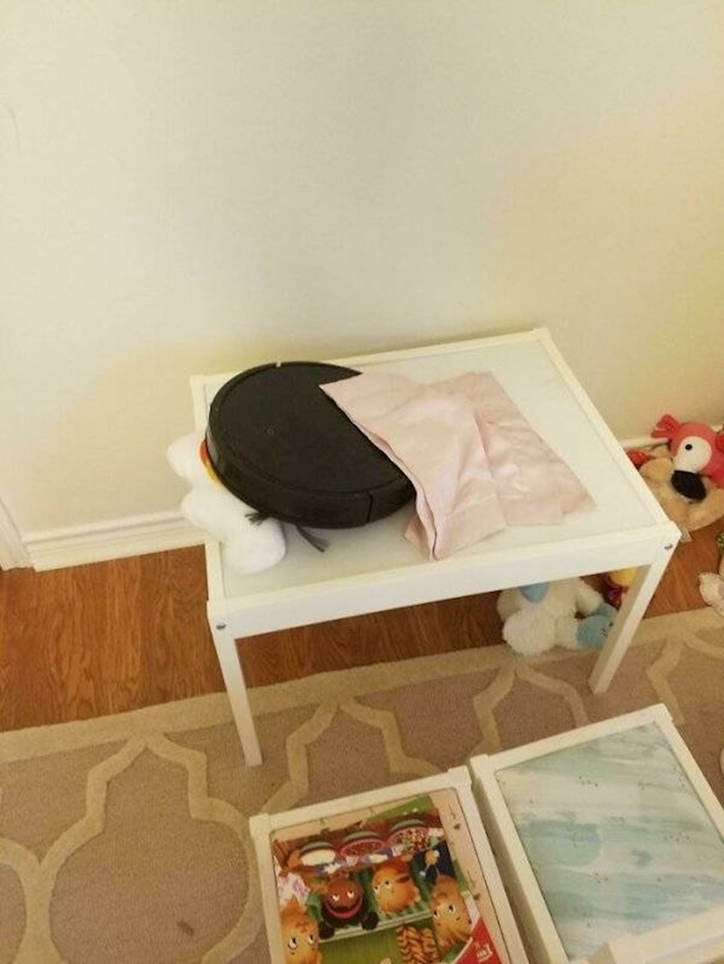 13. Rumba je ostala bez baterije, pa joj je djevojčica napravila krevet da se malo odmori