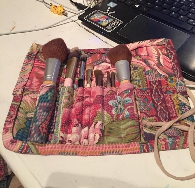 7. "Iskoristila sam bakine stare zavjese da napravim ormarić za kistove za šminkanje."