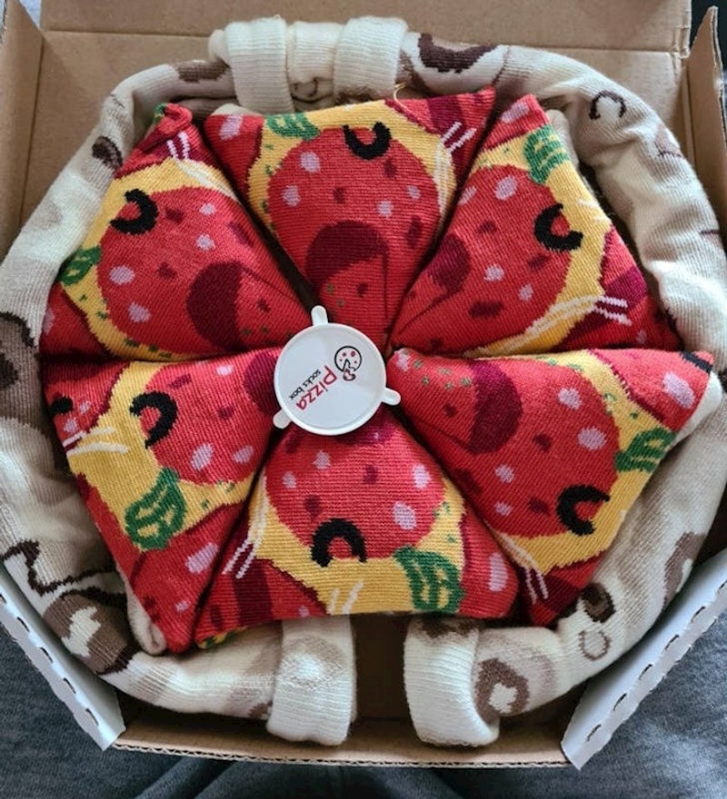 1. "Obožavam pizzu, pa mi je dečko poklonio ove čarape koje izgledaju kao pizza u kutiji."