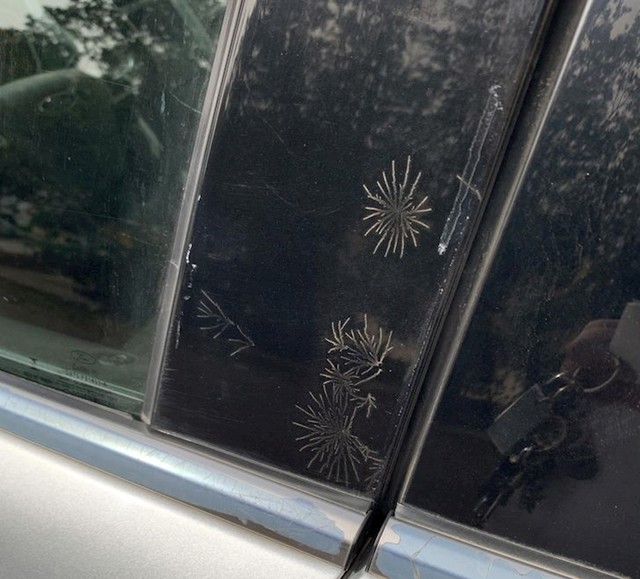 Zanimljivi tragovi na automobilu nakon pješčane oluje