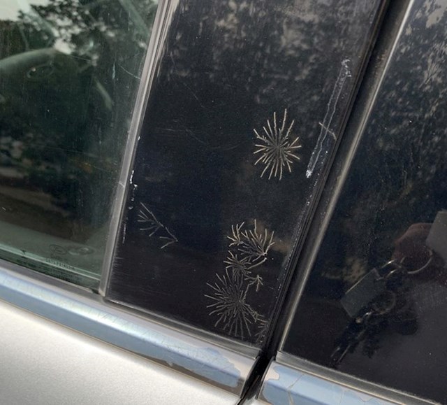 Zanimljivi tragovi na automobilu nakon pješčane oluje