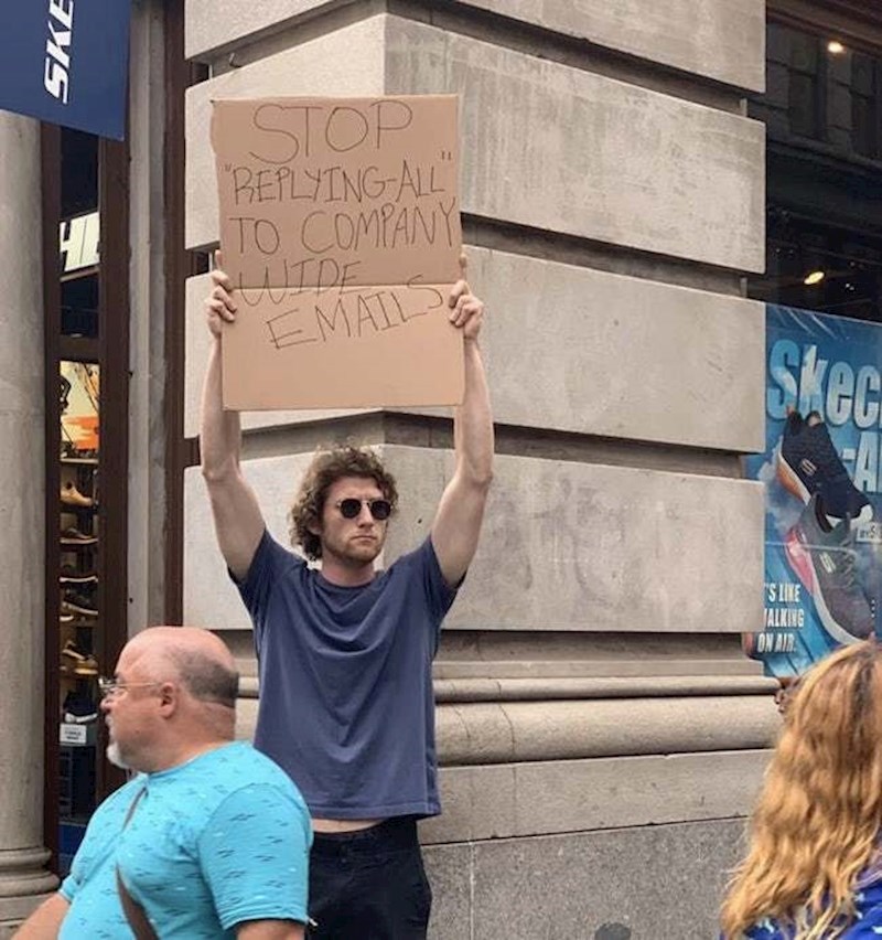 14. Ovaj tip, na Instagramu poznat kao @dudewithsign, koji protestira protiv svakodnevnih situacija koje ga zamaraju.