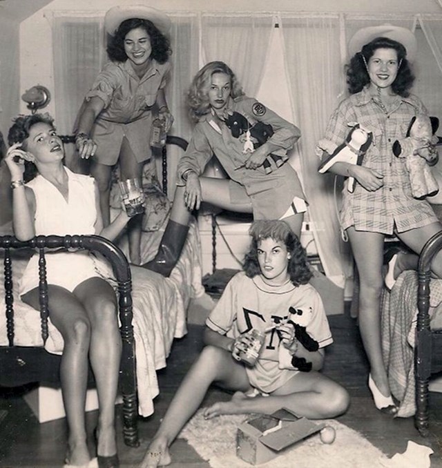 1. Djevojke iz sestrinstva na Sveučilištu Texas, 1944
