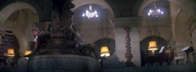 8. U Supermanu (1978.) Eve Teschmacher krije se iza statue na kojoj piše "napredak". Malo kasnije odluči izdati Lexa Luthora i pomoći Supermanu.