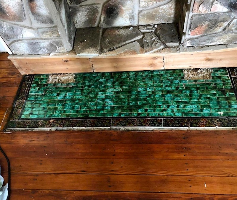 3. Pronašli su predivne pločice iz viktorijanskog razdoblja ispod lažnog kamina