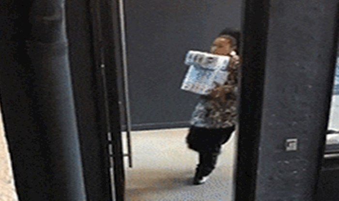 Ženi je ispao paket iz ruku, ali nevjerojatnom majstorskom reakcijom spasila je stvar