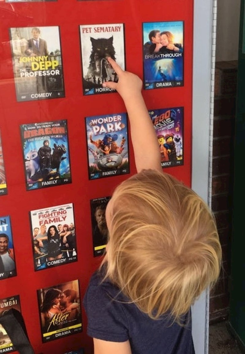 14. Njezin sin želi gledati "film o mica maci."