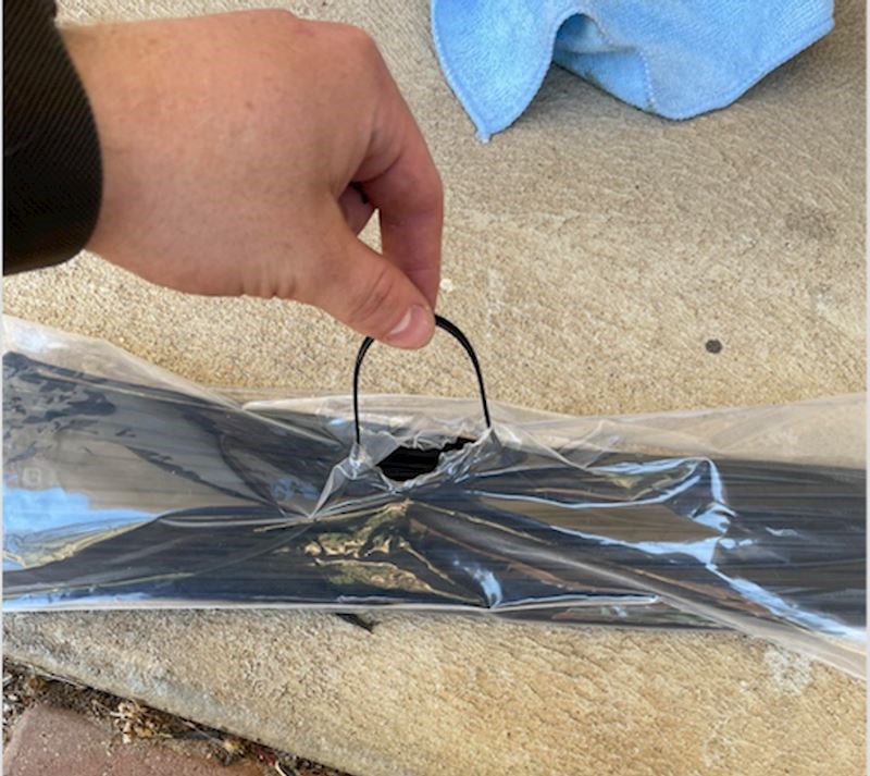 3. Vezice za kablove uvijek otvorite u sredini. Nikad vam se više neće rastepsti po podu.