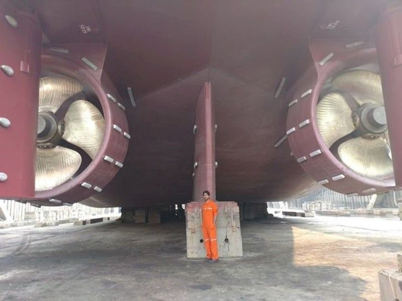 Čovjek u usporedbi s motorima aviona.