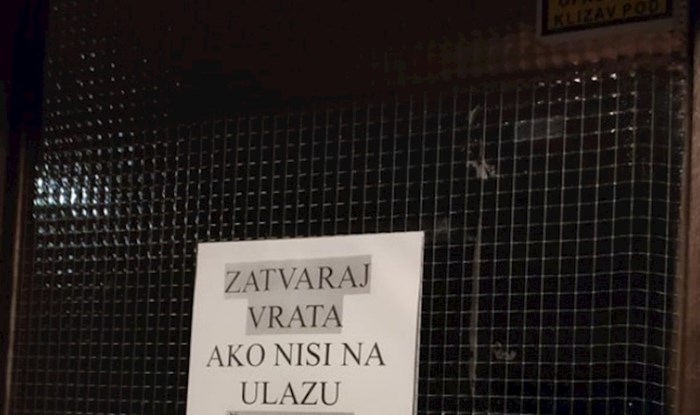 Na ulazu u jednu stambenu zgradu u Osijeku osvanula je bizarna obavijest i postala hit na Redditu