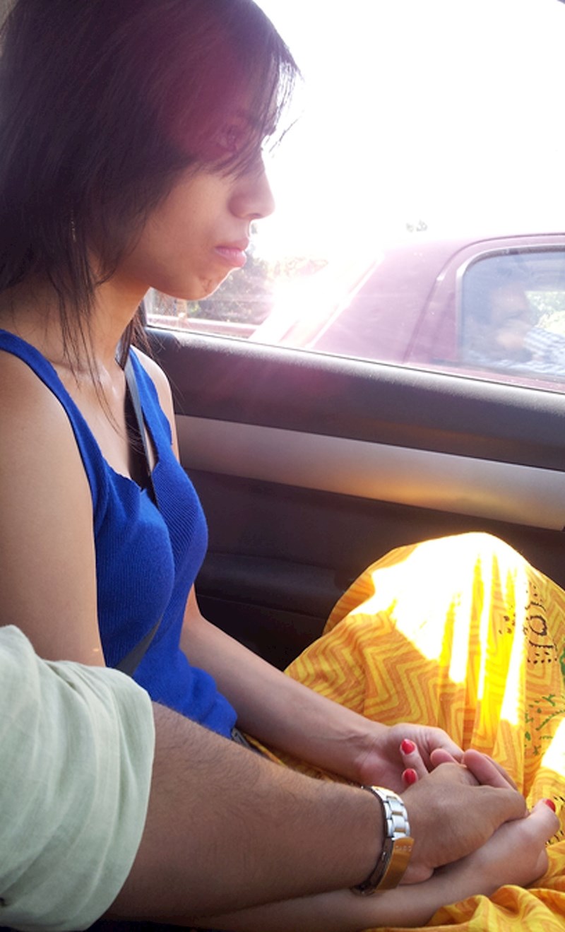 10. "Ova fotografija je snimljena dan prije nego je moj dečko krenuo na svoju prvu vojnu misiju. Bila sam jako potresena. Kad je stao na crveno svjetlo, smirio me, primio za ruku i fotografirao. "