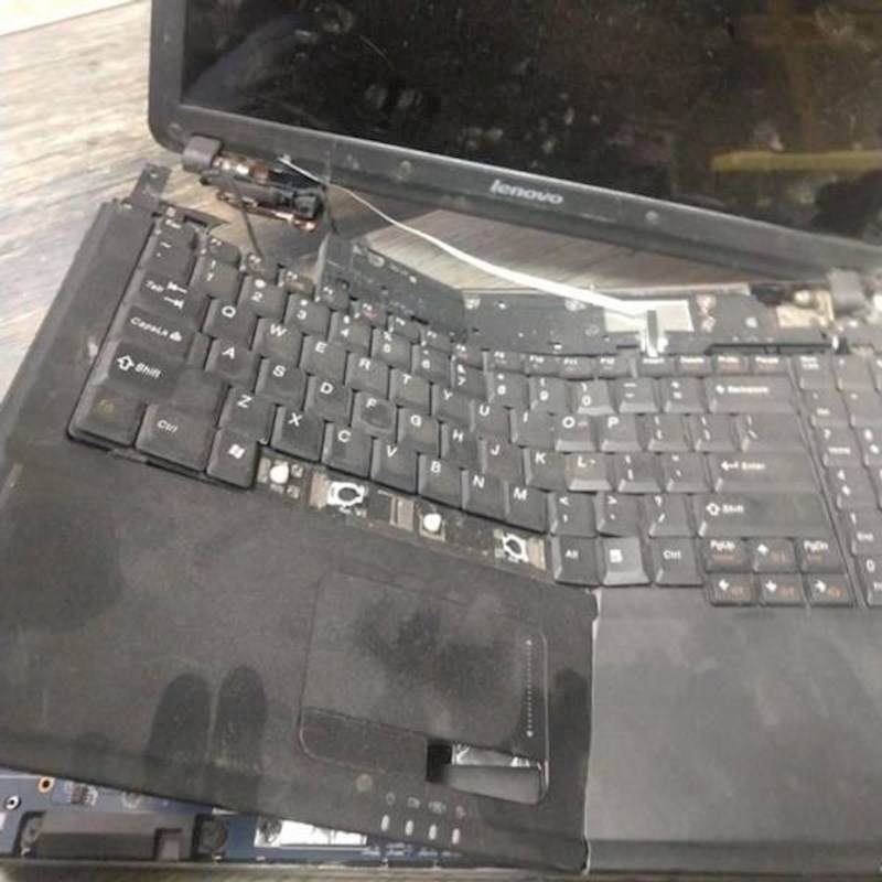 7. Laptop nije preživio put avionom