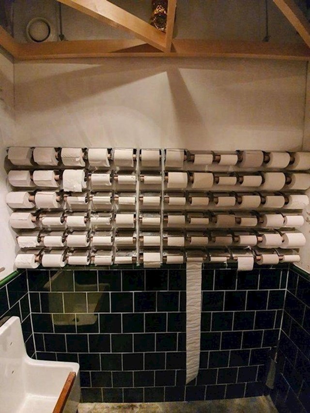 15. Zalihe WC papira u jednom restoranu.