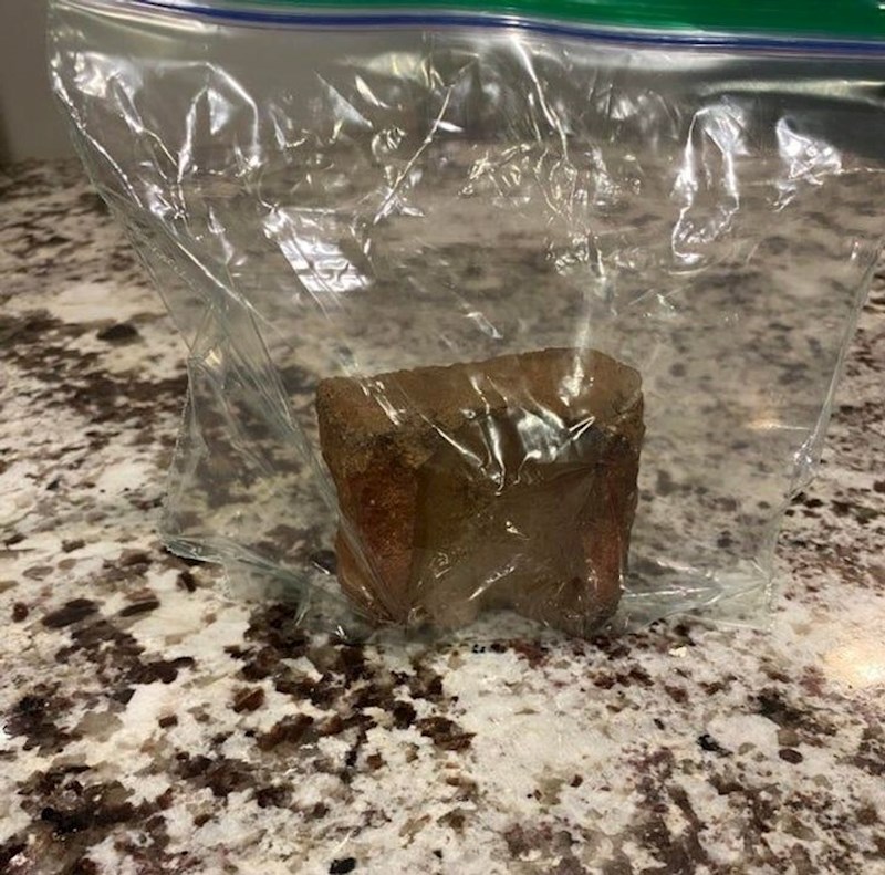 2. Njihov sin iz šetnje se vratio sa zapakiranim komadom cigle. Rekao je da skuplja dokaze.