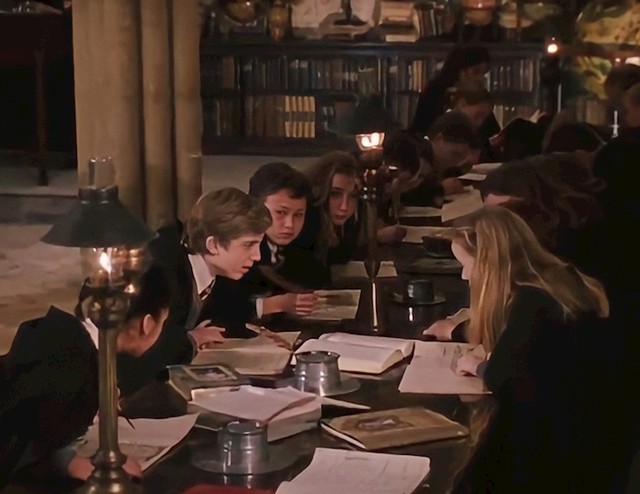 2. Učenici razgovaraju o Harryju i činjenici da on govori parselski jezik,  te misle da je on Slytherinov nasljednik.