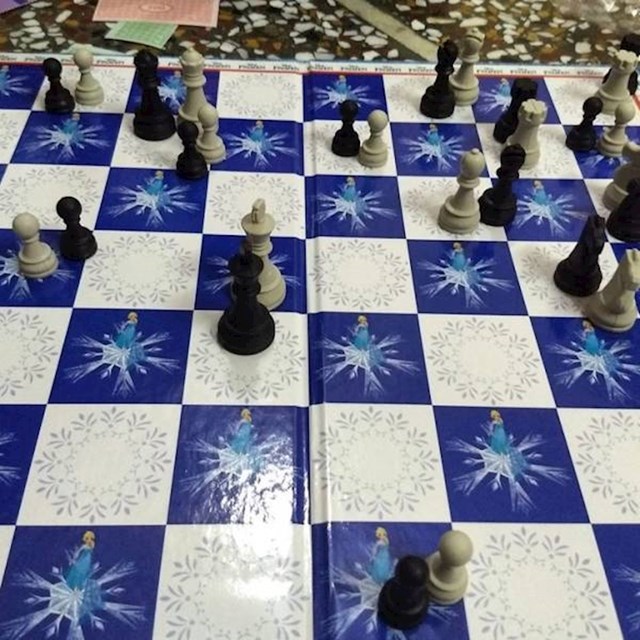 11. Jedna djevojčica naredila je šahovskim figurama da se prestanu svađati i jesti i da se moraju sprijateljiti