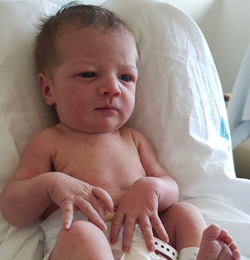 6. "Naš sin tek se rodio, a već izgleda kao da razmišlja kako će platiti školarinu za faks."