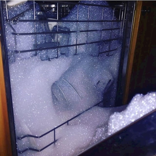 4. Zamolila ga je da uključi perilicu za suđe. Umjesto tablete, stavio je detrdžent za suđe.