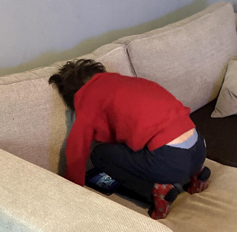 1. Ovako on gleda videe na YouTubeu