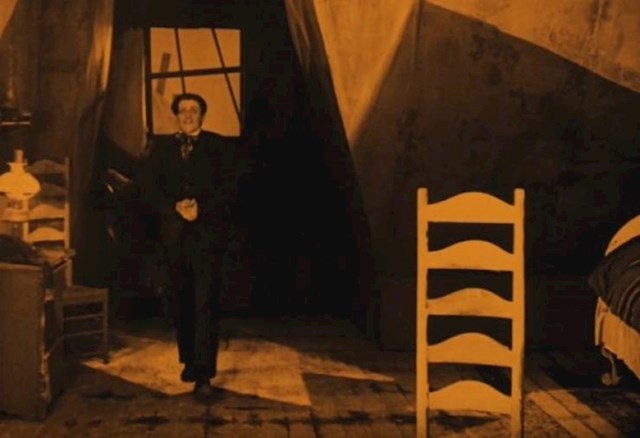 2. Za Kabinet dr. Caligarija (1920.) sjene i sunčeva svjetlost doslovno su slikani na setu kako bi iskrivio gledateljev osjećaj perspektive.