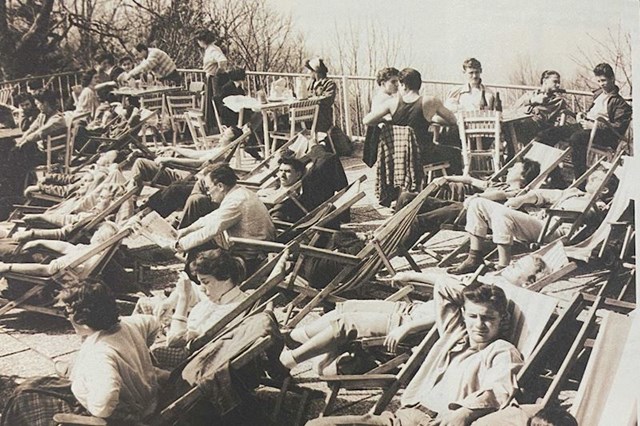 7. Građani uživaju na terasi Tomislavovog doma u 1950-tima.