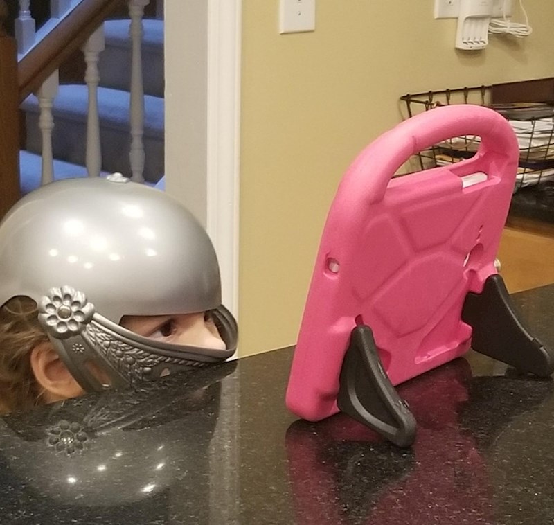 7. "Gledala je nešto na tabletu i prepala se, pa je otišla u sobu po kacigu."