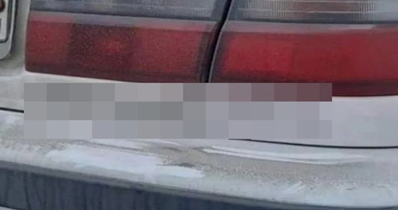 Zbog natpisa na ovom Fordu nitko ne želi parkirati pokraj njega