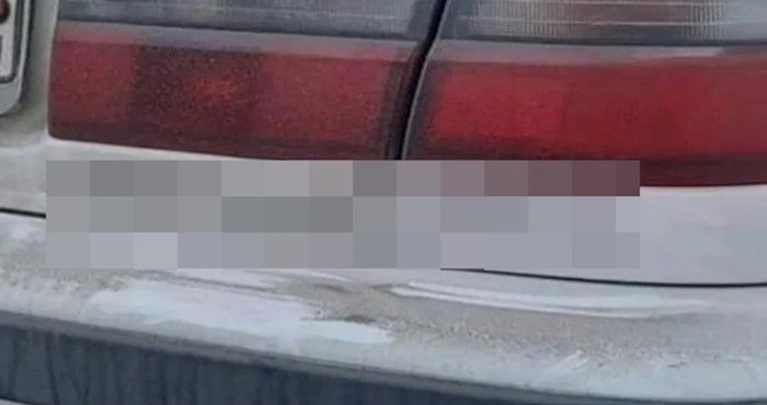 Zbog natpisa na ovom Fordu nitko ne želi parkirati pokraj njega