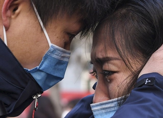 Član medicinskog tima oprašta se od supruge prije odlaska u Wuhan kako bi se borio protiv koronavirusa.