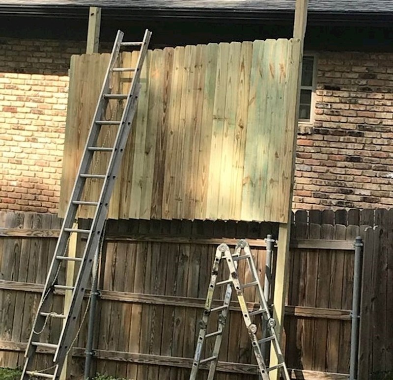 1. "Novi projekt mojeg tate - gradi štit kako bi spriječio da nas znatiželjni prvi susjedi špijuniraju kroz prozor."