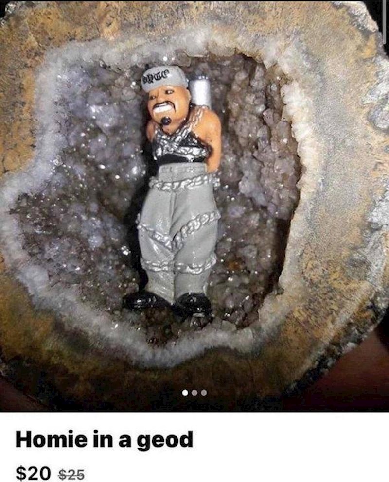 3. Netko prodaje figuricu latino tipa u kamenu