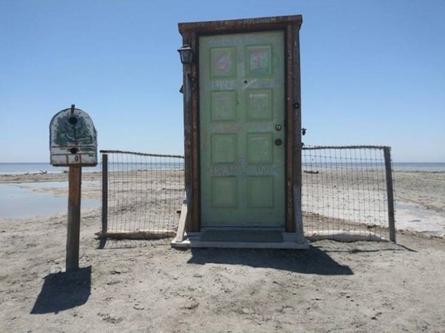 11. Netko je nasred plaže naišao na stari gol ispred kojeg su vrata i poštanski sandučić. Nikada nećemo znati kako i zašto se to ovdje našlo.