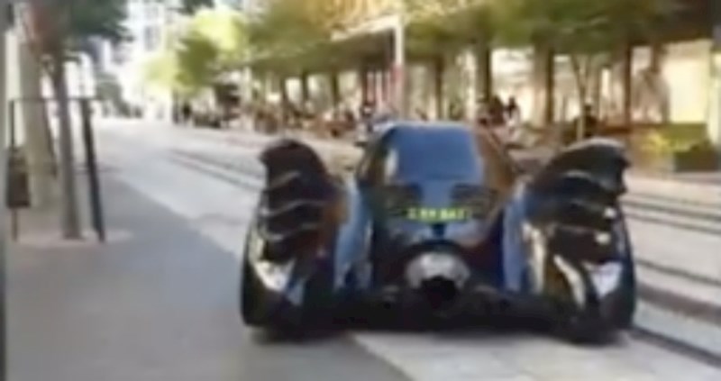 VIDEO Netko je ispred hotela u Sydneyu snimio pravi Batmobile
