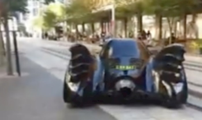 VIDEO Netko je ispred hotela u Sydneyu snimio pravi Batmobile