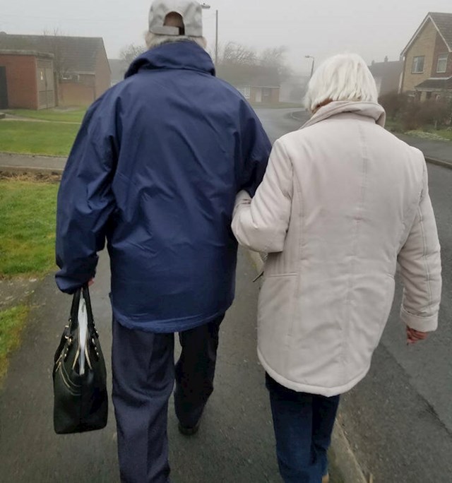 6. Nakon 60 godina braka - i dalje nosi njezinu torbicu!