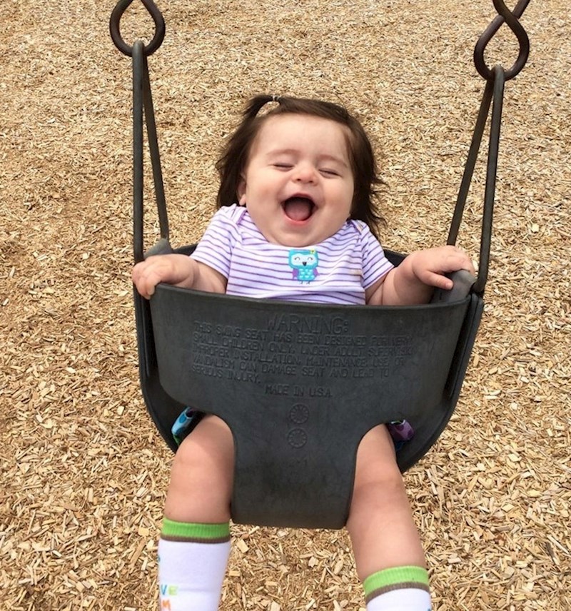 2. Djevojčica se prvi put ljulja, sve joj se vidi na izrazu lica❤️