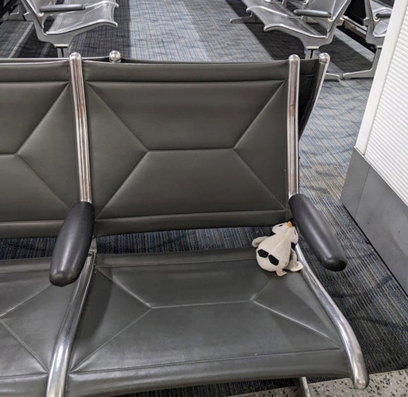 9. "Netko je zaboravio svoju igračkicu na aerodromu..."