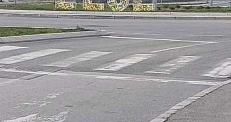 Cijeli internet smije se suludom novogodišnjem ukrasu iz Crne Gore, ovo je hit